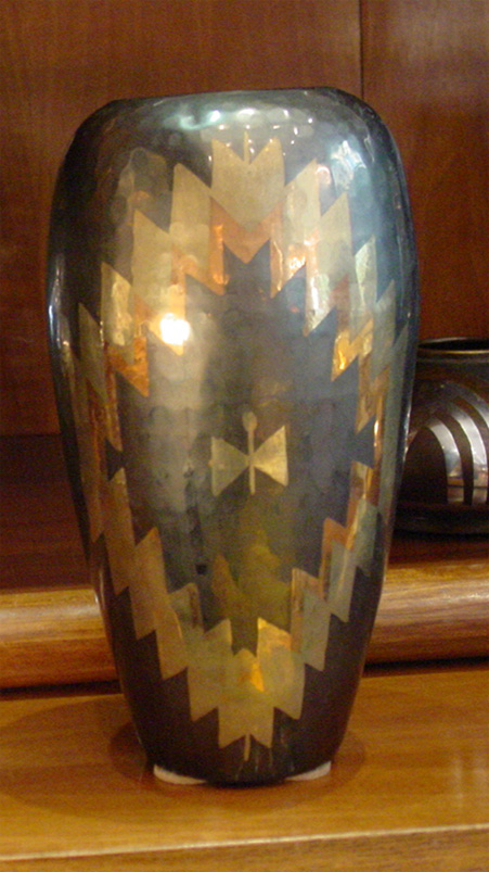 Vaso in metallo Vintage Dinanderie decorazione farfalla del XX Secolo Opera originale e disponibile - Robertaebasta® Art Gallery opere d’arte esclusive.